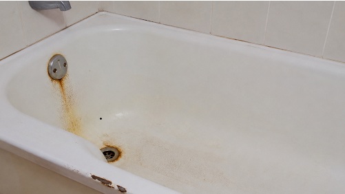 Rusted, worn down bathtub before repair